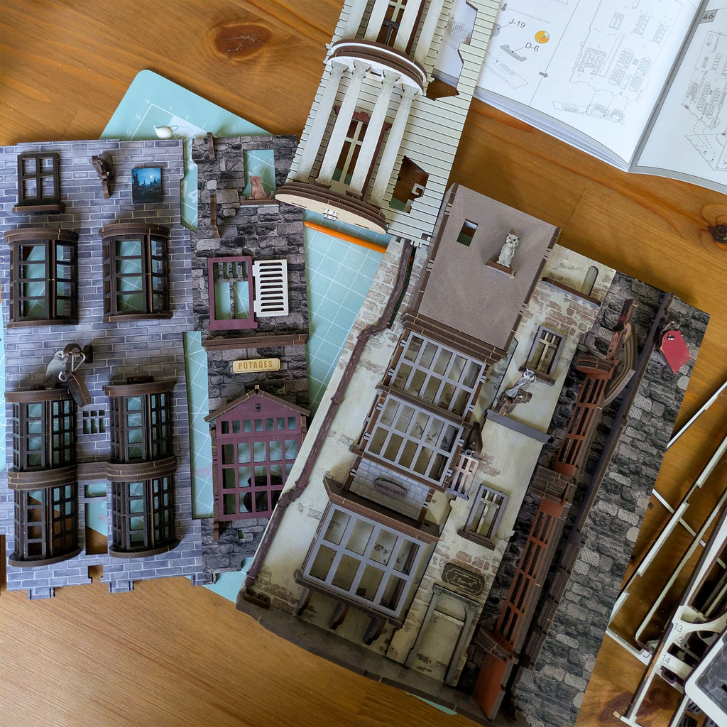 Produktbild Harry Potter - Winkelgasse Book Nook Modell Bausatz Holz