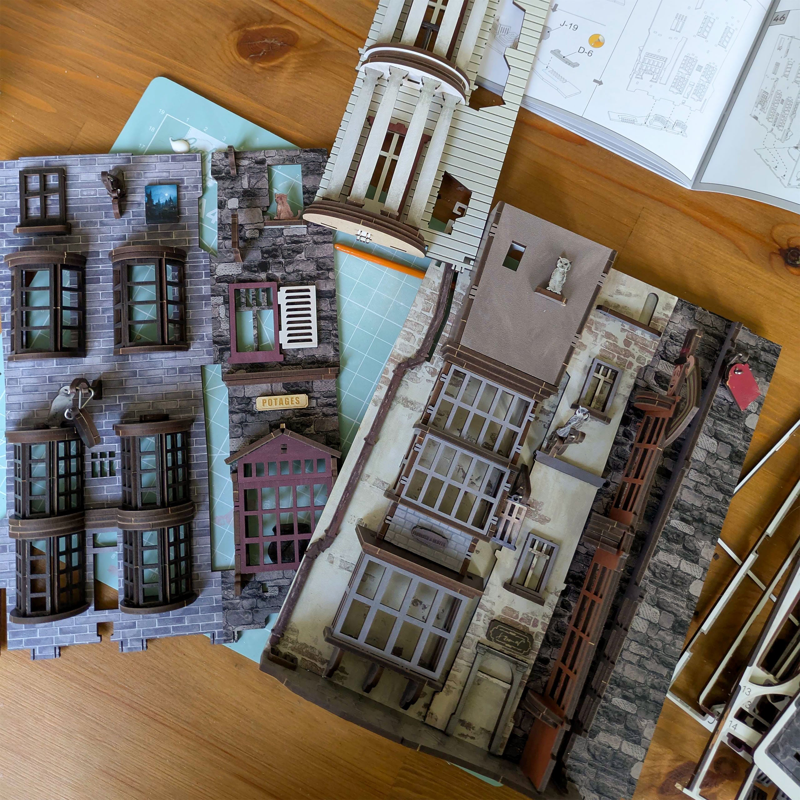 Produktbild Harry Potter - Winkelgasse Book Nook Modell Bausatz Holz
