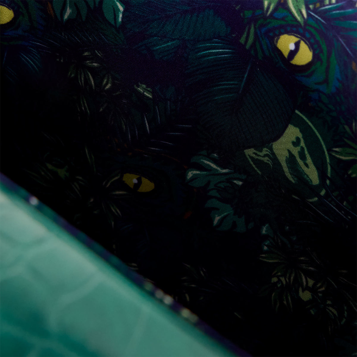 Produktbild Velociraptor Glow in the Dark Crossbody Tasche - Jurassic World
