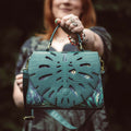 Produktbild Velociraptor Glow in the Dark Crossbody Tasche - Jurassic World