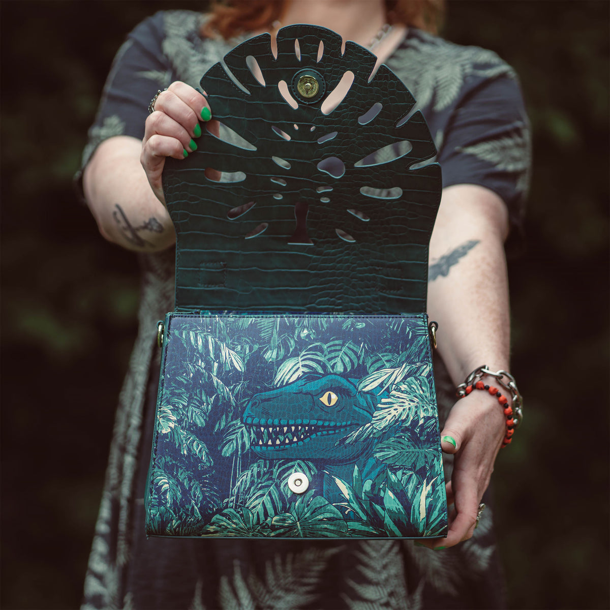 Produktbild Velociraptor Glow in the Dark Crossbody Tasche - Jurassic World