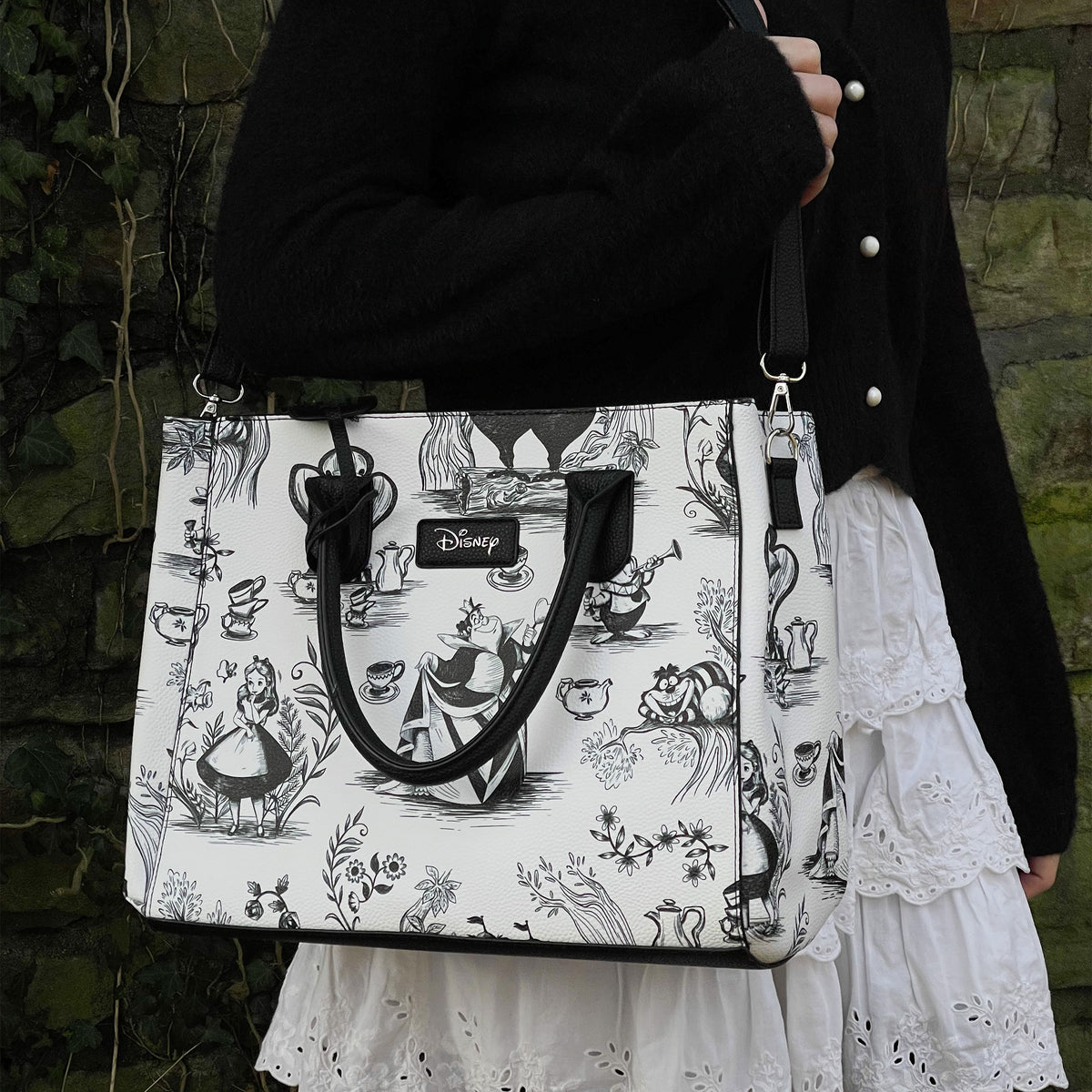 Produktbild Alice im Wunderland - Teeparty Crossbody Tasche