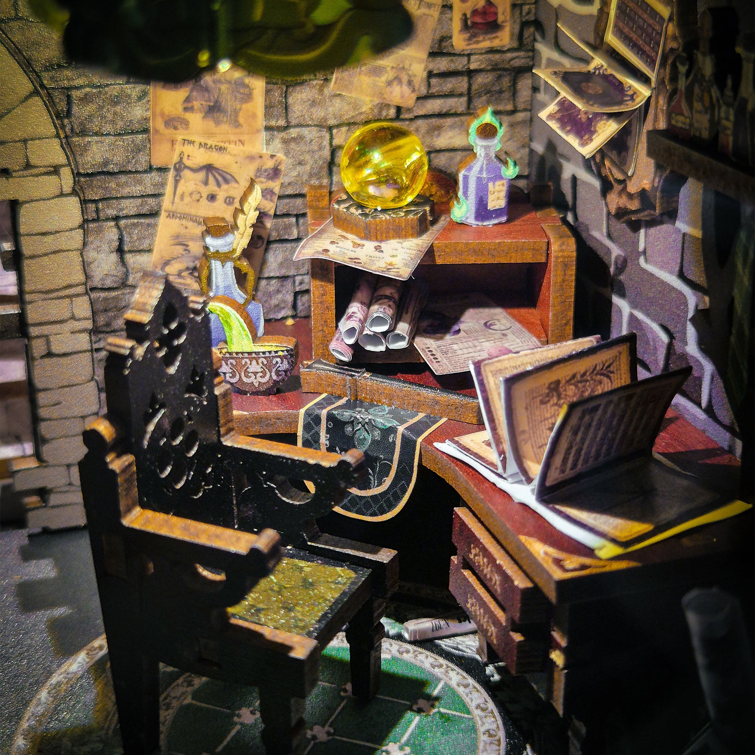 Produktbild Darkness Common Room Book Nook Modell Bausatz Holz für Harry Potter Fans