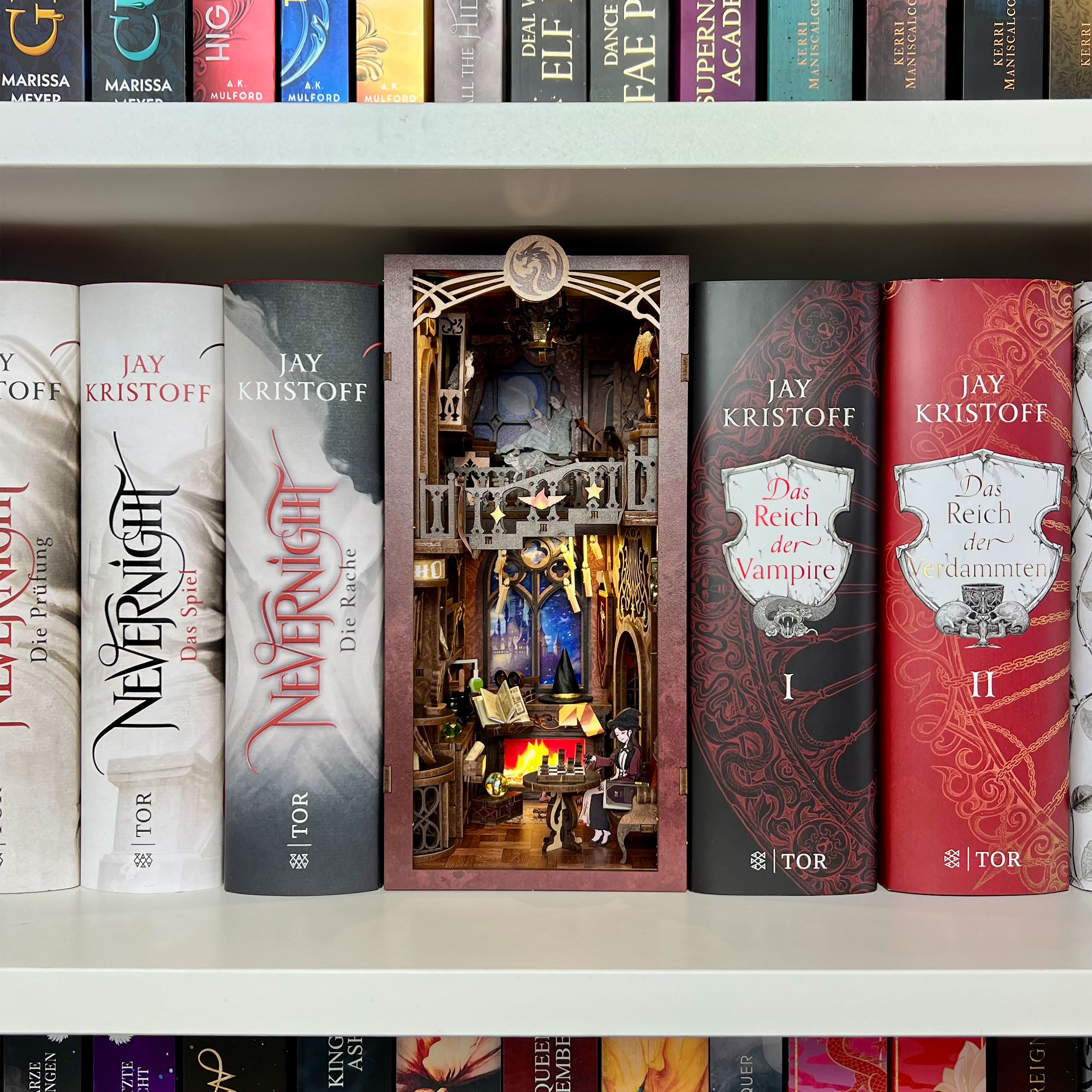 Produktbild Flame Common Room Book Nook Modell Bausatz Holz für Harry Potter Fans