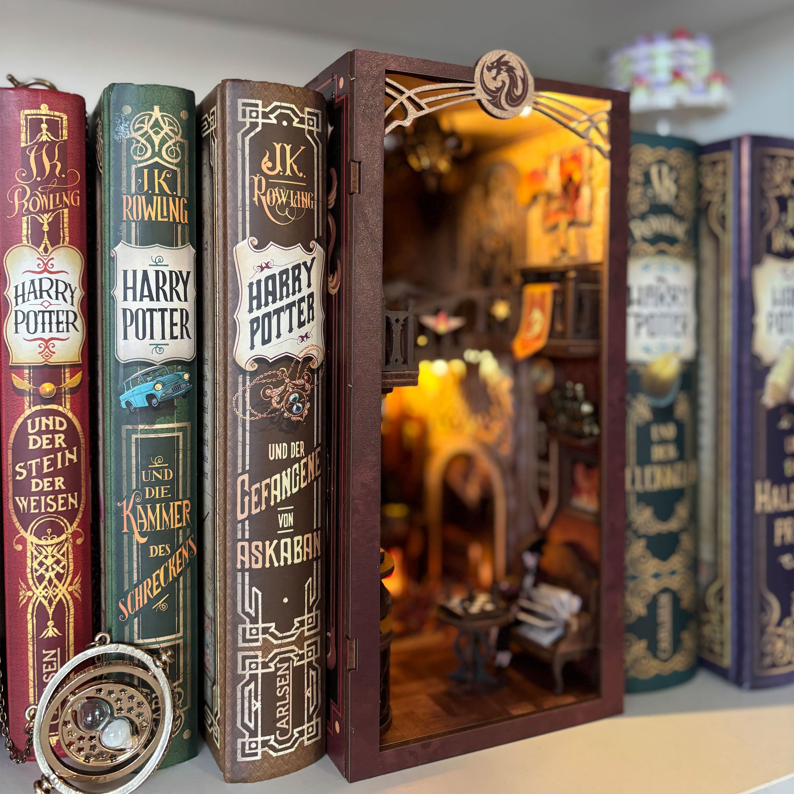 Produktbild Flame Common Room Book Nook Modell Bausatz Holz für Harry Potter Fans