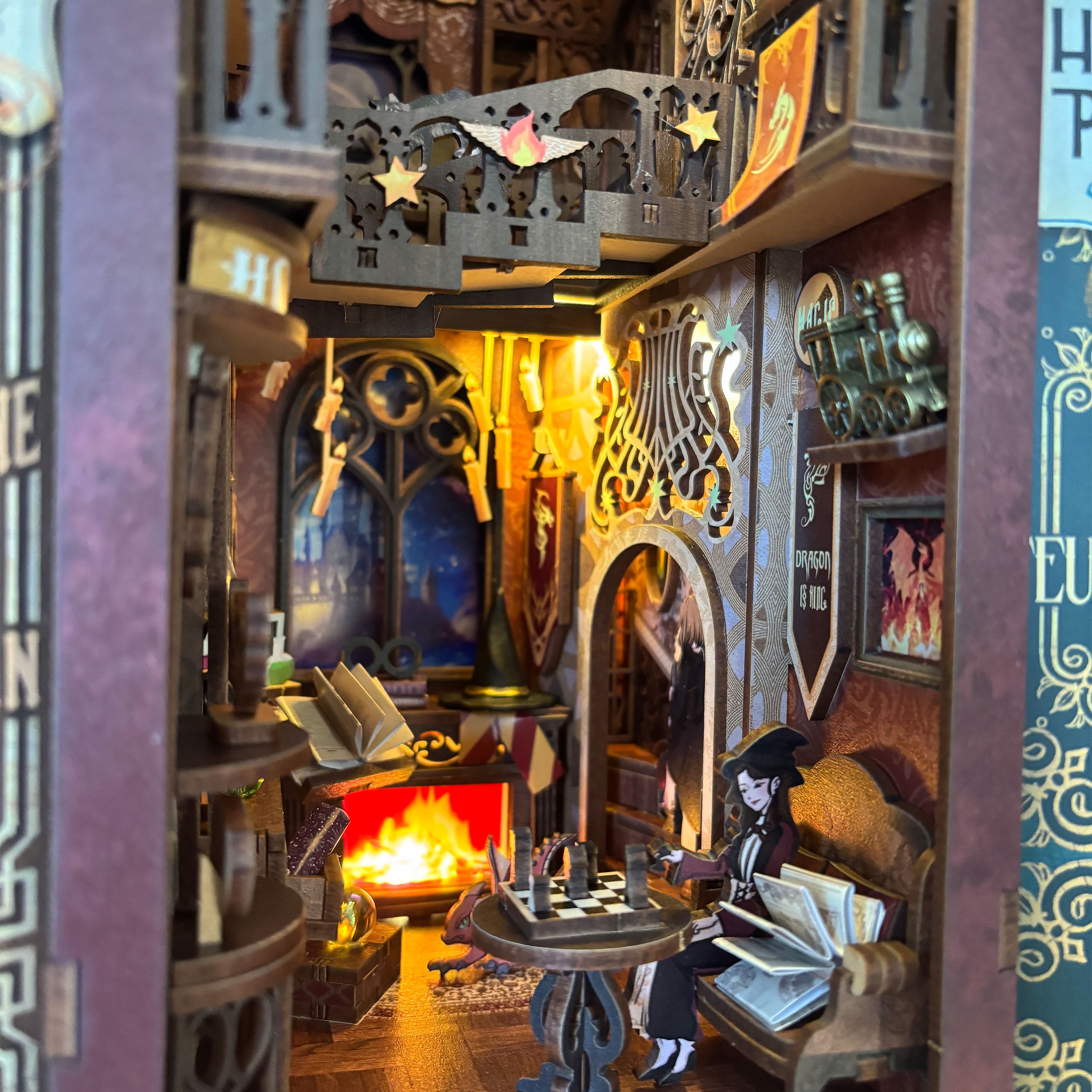 Produktbild Flame Common Room Book Nook Modell Bausatz Holz für Harry Potter Fans