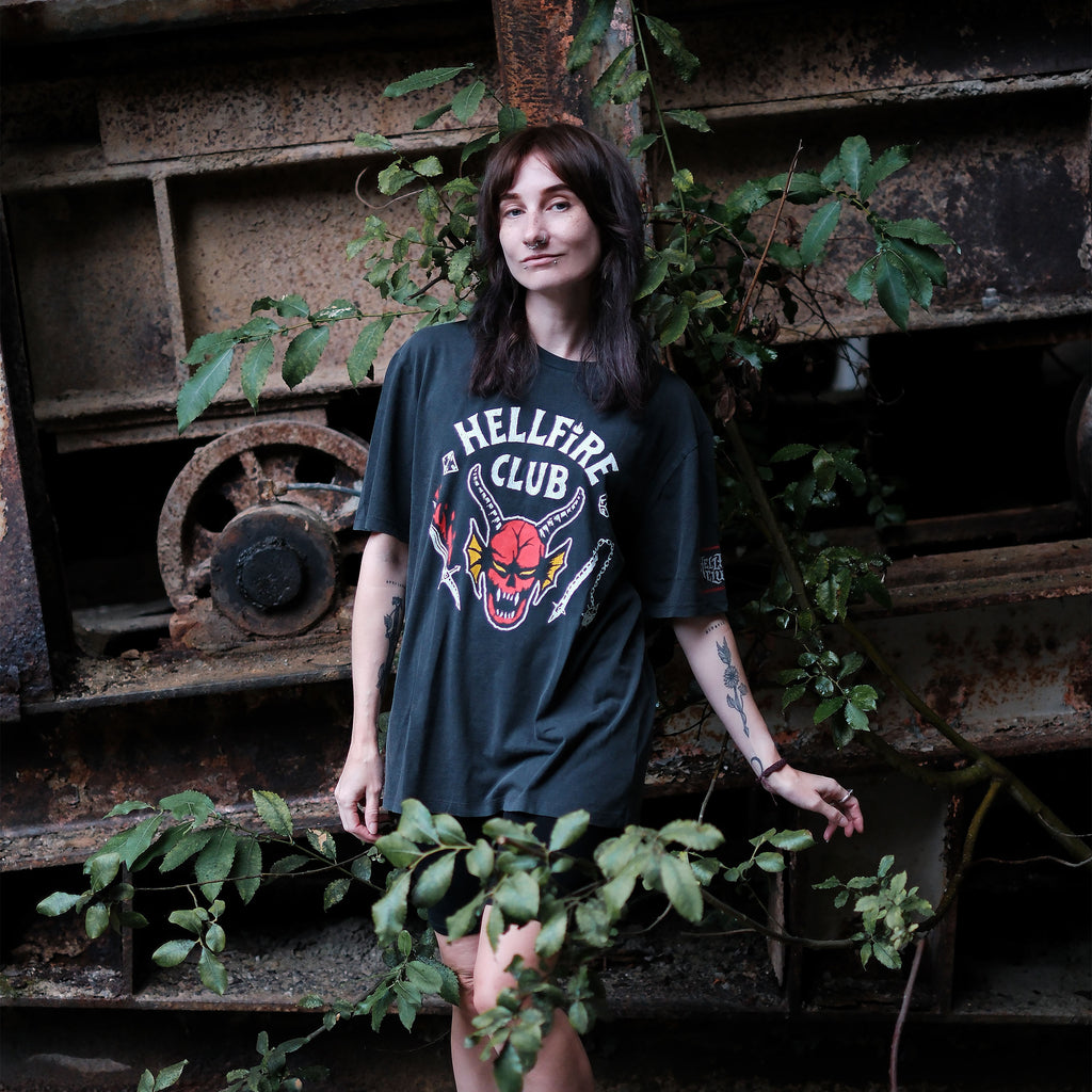 Produktbild Stranger Things - Hellfire Club T-Shirt grau
