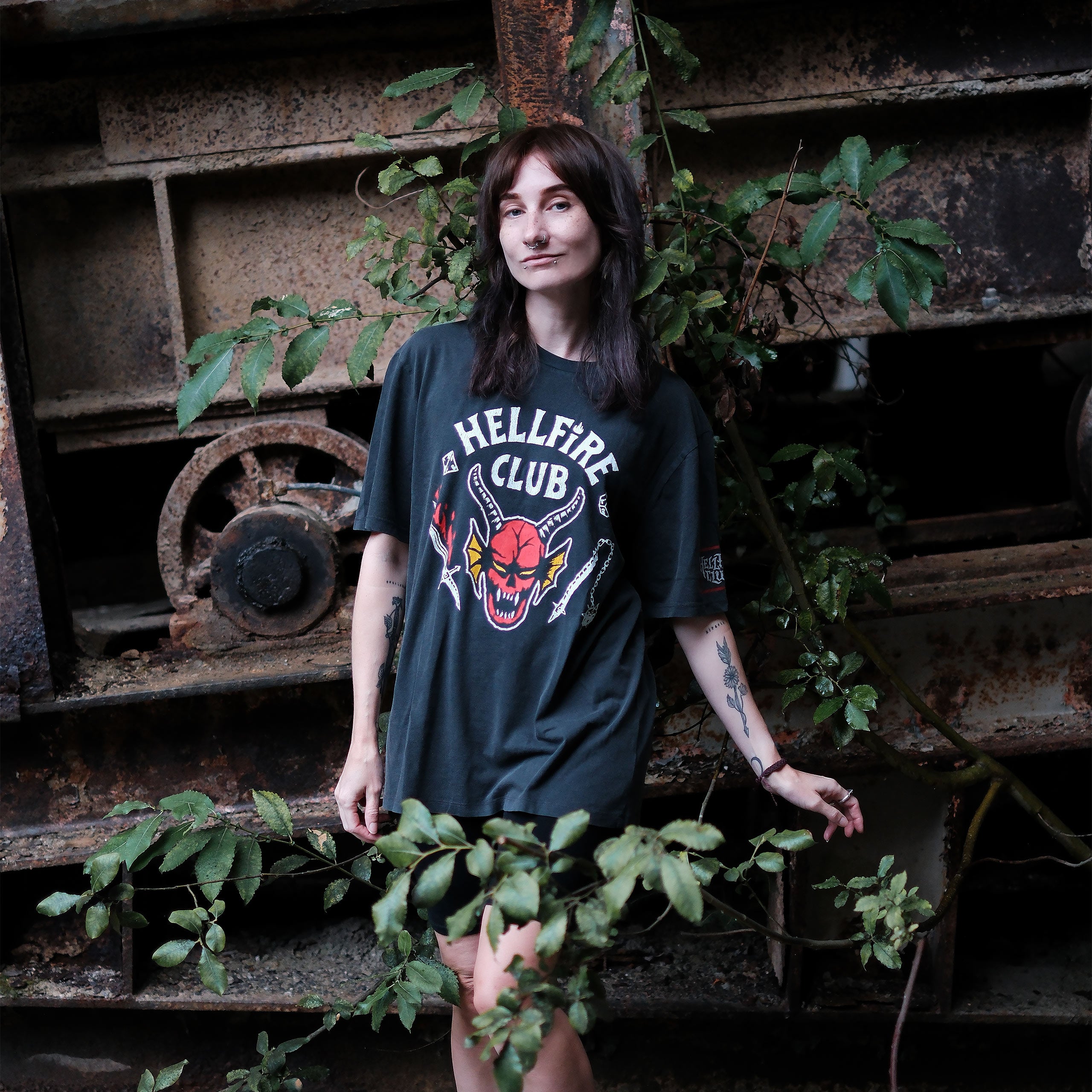 Produktbild Stranger Things - Hellfire Club T-Shirt grau