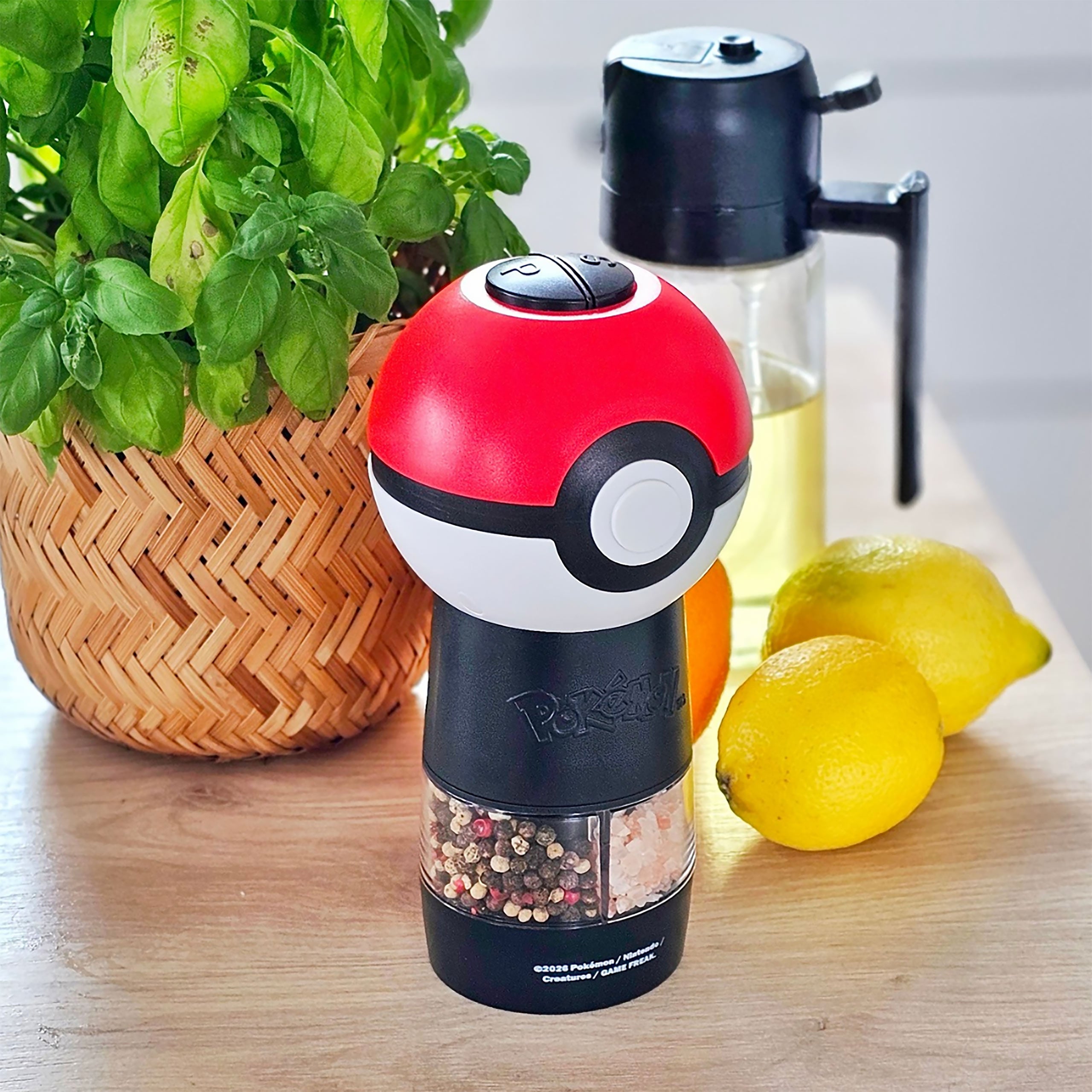 Produktbild Pokemon - Pokeball Elektrische Salz & Pfeffermühle