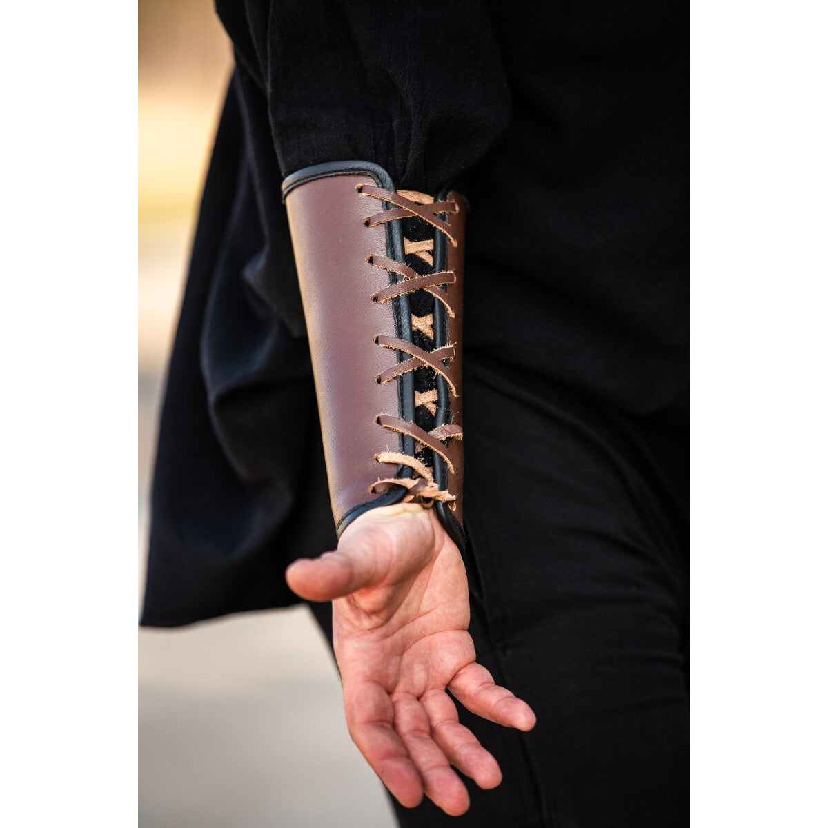 Produktbild Mittelalter Lederarmschiene Ottar mit Vegvisir-Prägung braun