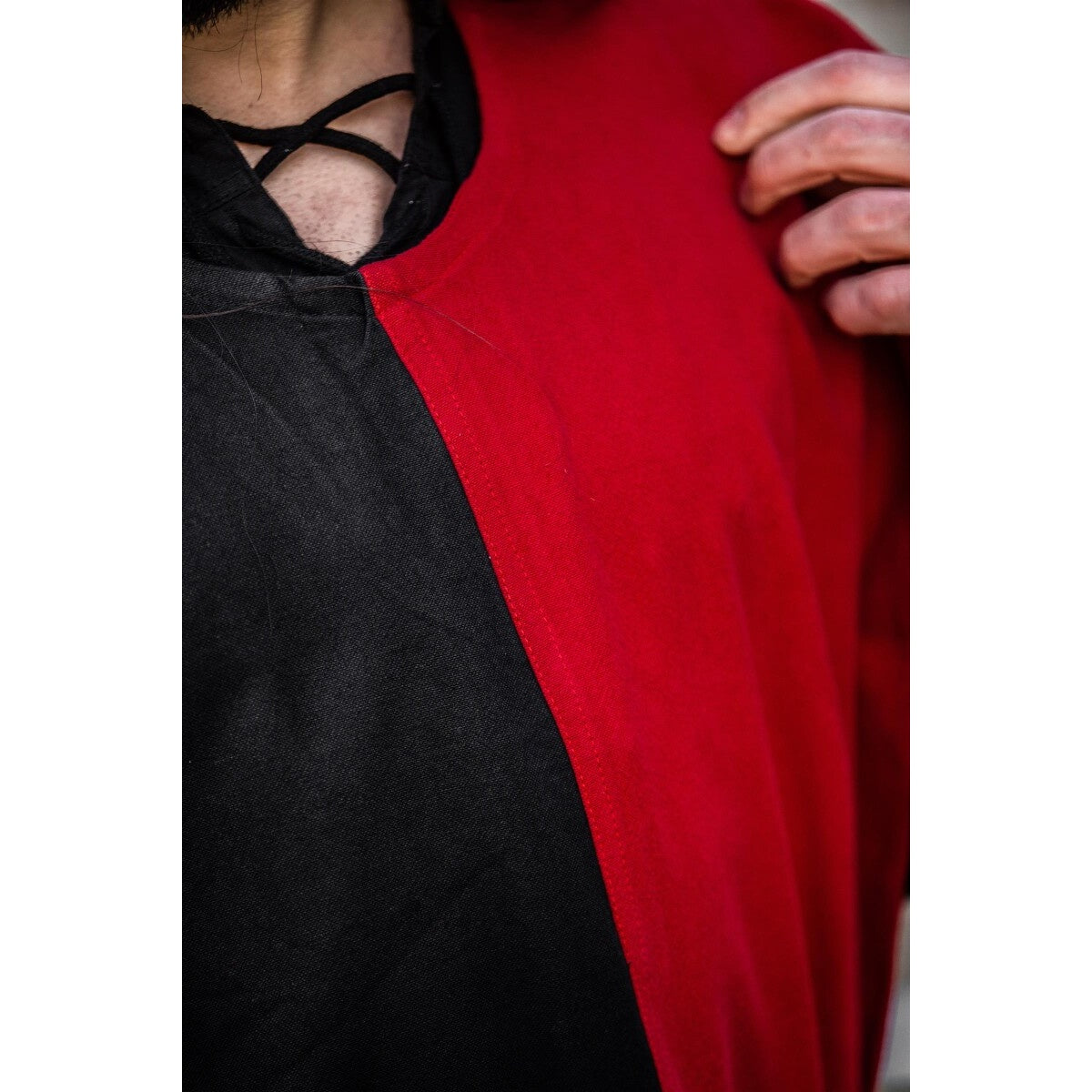 Produktbild Mittelalter Waffenrock schwarz-rot