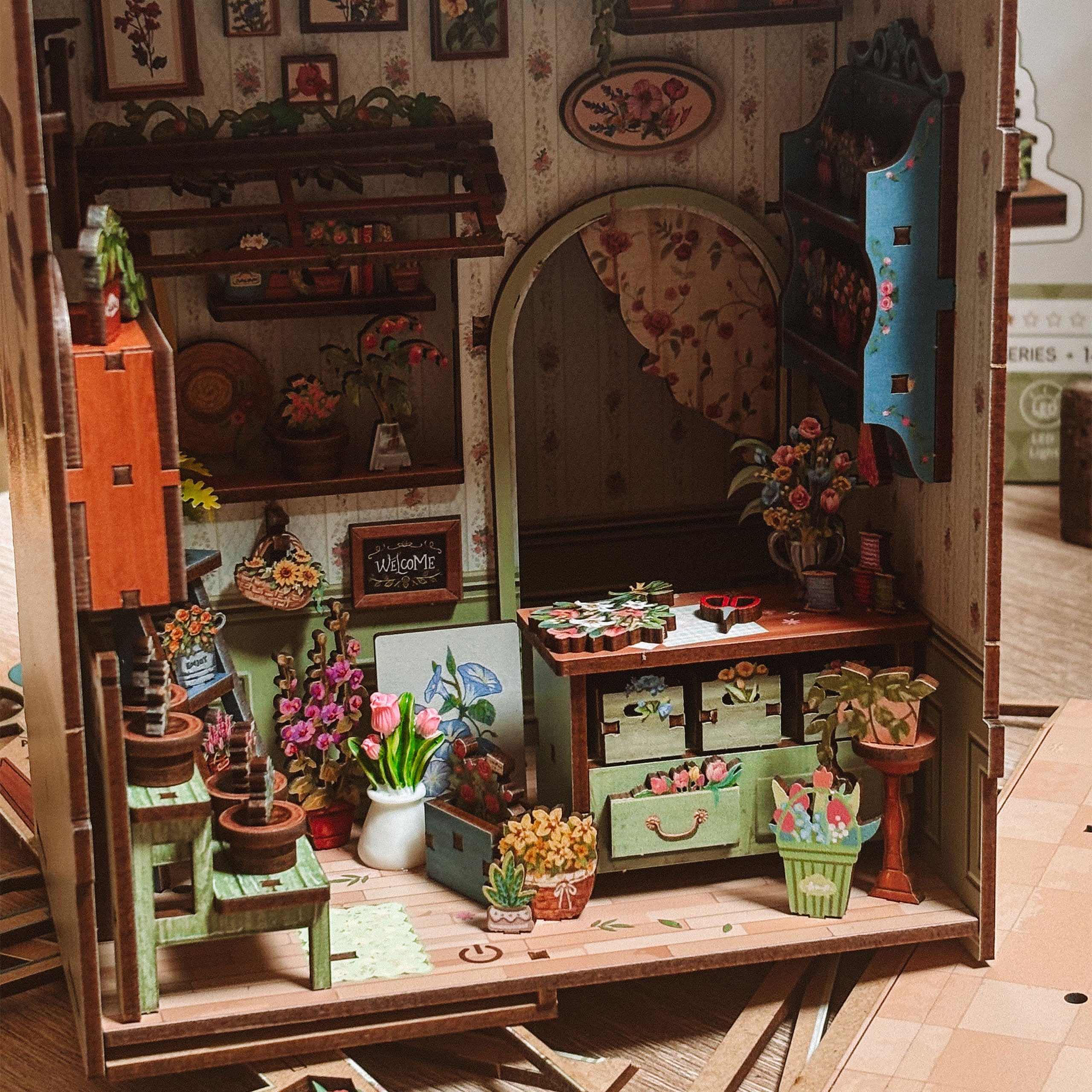 Produktbild CuteBee - Sunny Cafe Miniaturhaus Book Nook Modell Bausatz