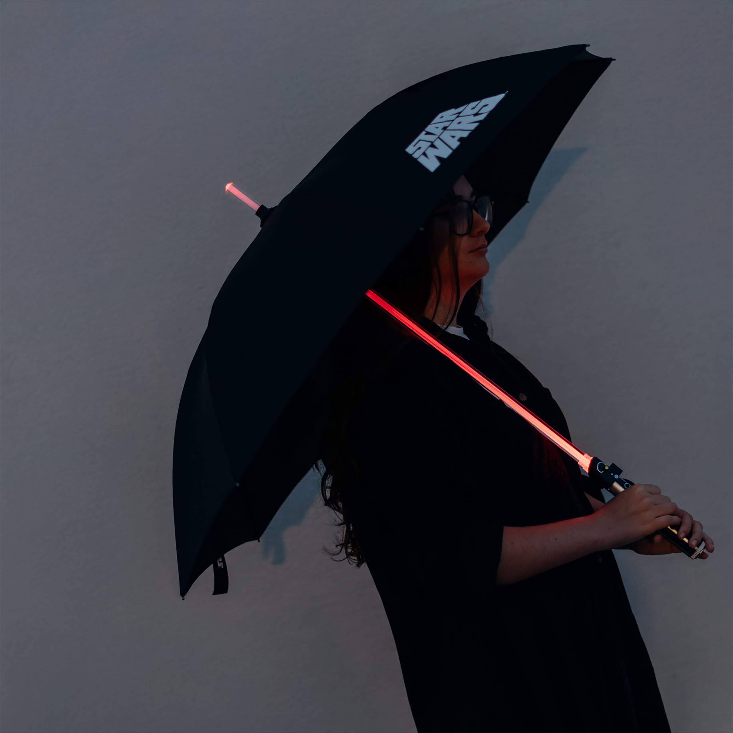 Produktbild Darth Vader Lichtschwert Schirm mit Leuchtfunktion - Star Wars