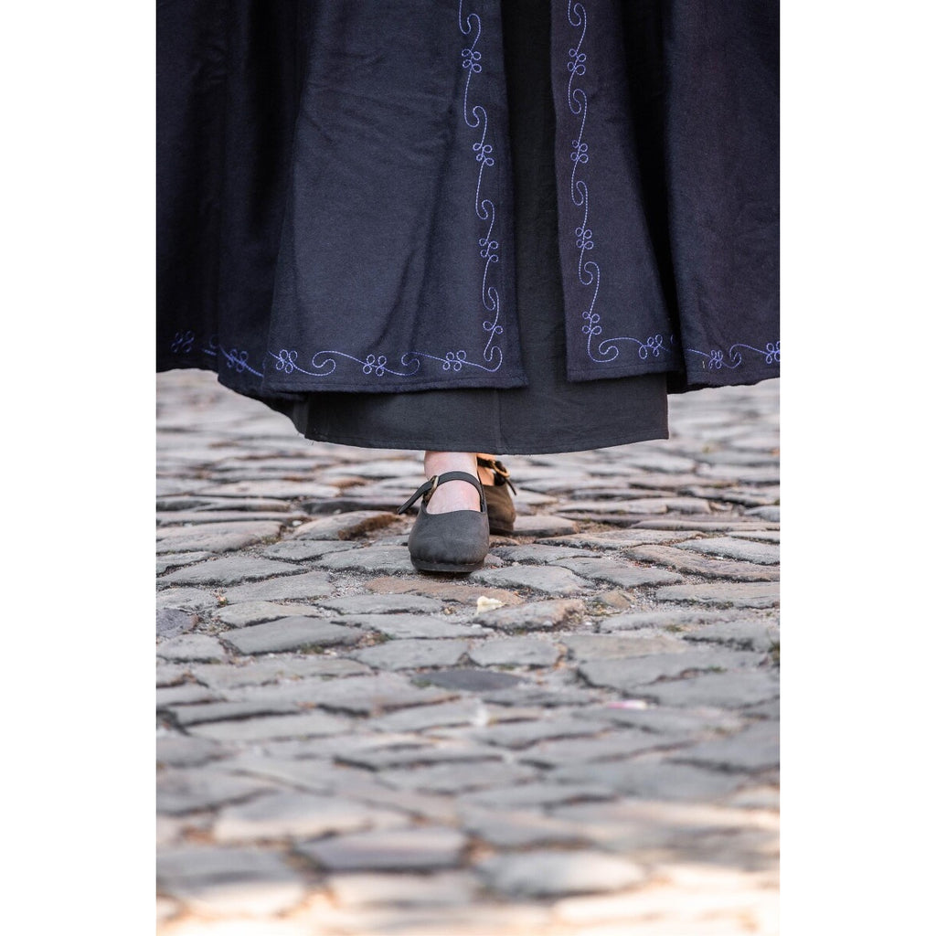 Product image Medieval Cloak with Embroidery and Clasp Gesa
