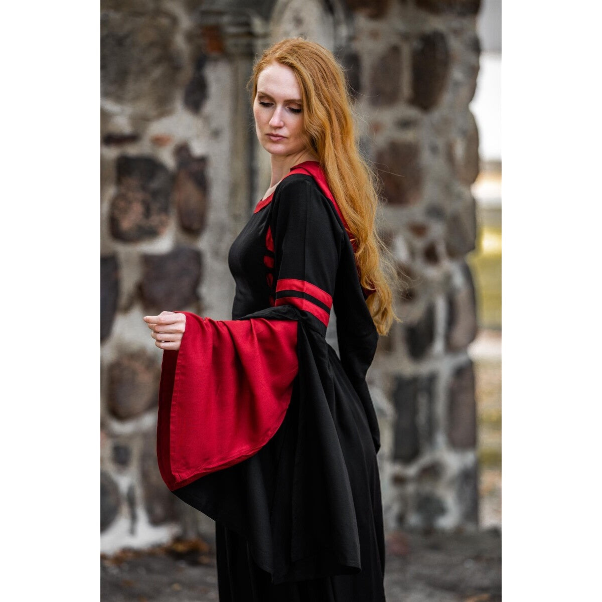 Produktbild Mittelalter Kapuzenkleid Isolde schwarz-rot