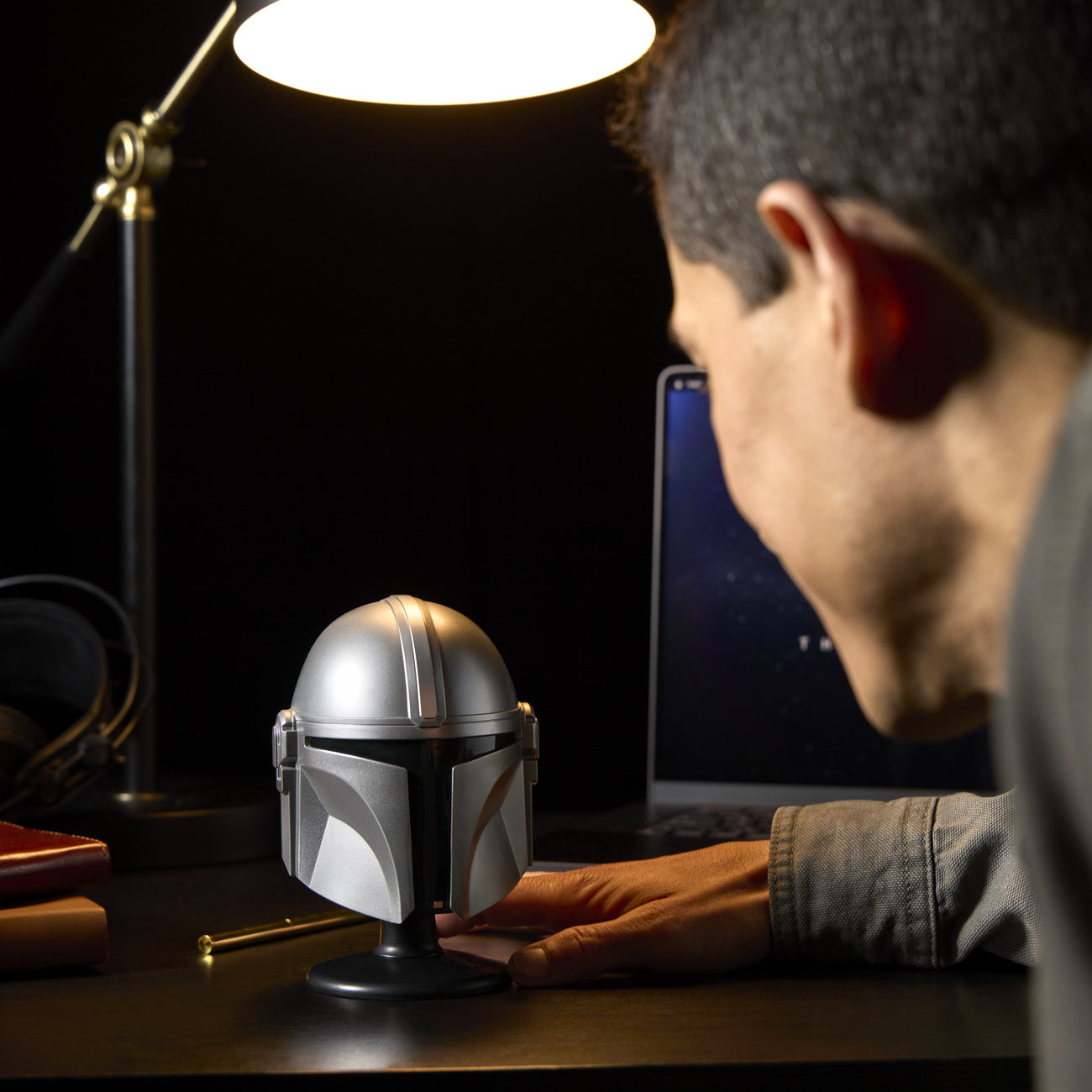 Produktbild Star Wars - Mandalorian Mini Helm Replik auf Base