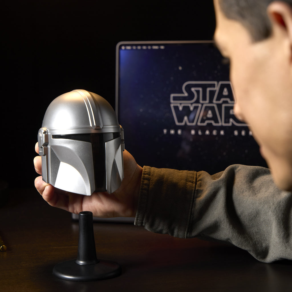 Produktbild Star Wars - Mandalorian Mini Helm Replik auf Base