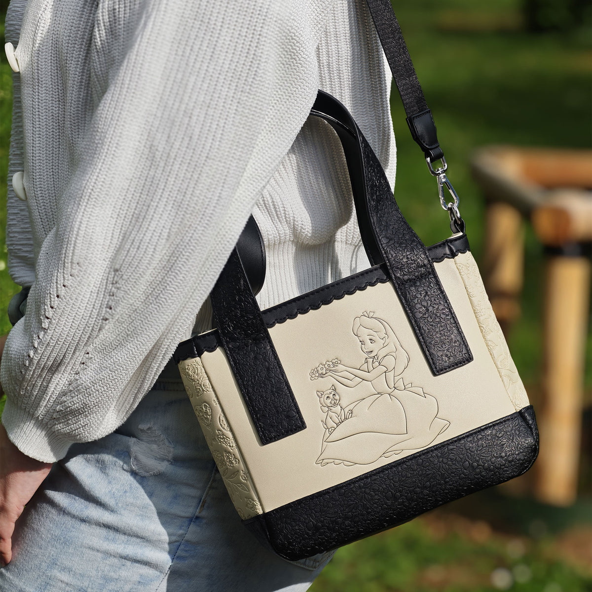 Produktbild Alice im Wunderland - Floral Mini Crossbody Tasche