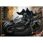 Produktbild The Flash Movie Masterpiece Actionfigur mit Fahrzeug 1/6 Batman & Batcycle Set 30 cm