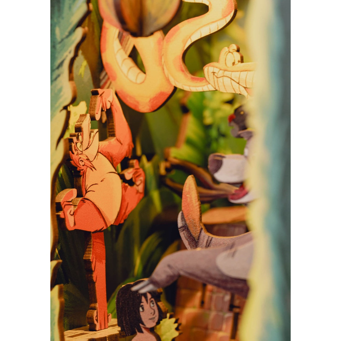 Produktbild Disney Tiny Adventures Book Nook Mini-Diorama Das Dschungelbuch 23 cm
