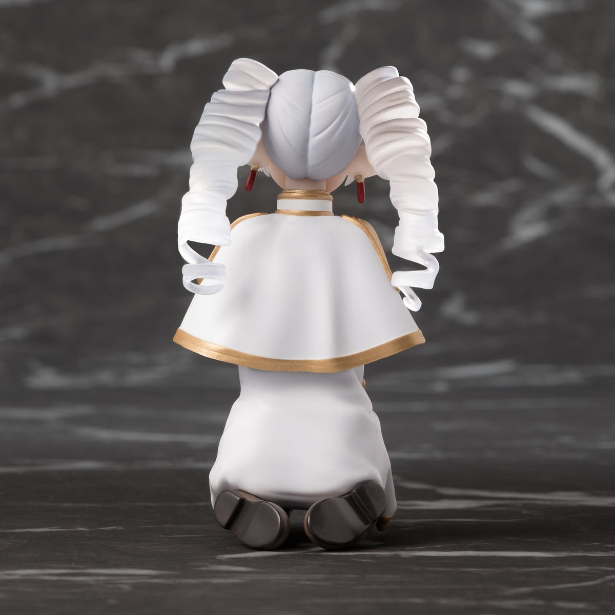 Produktbild Frieren: Beyond Journey's End PM Perching PVC Statue I have ringlets now Clear Ver. heo Exclusive 10 cm