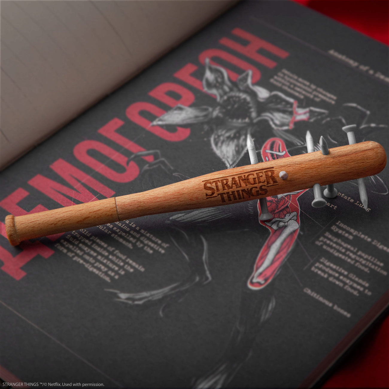 Produktbild Stranger Things Stachelige Schlägerkugelschreiber & Stranger Things Anstecknadel