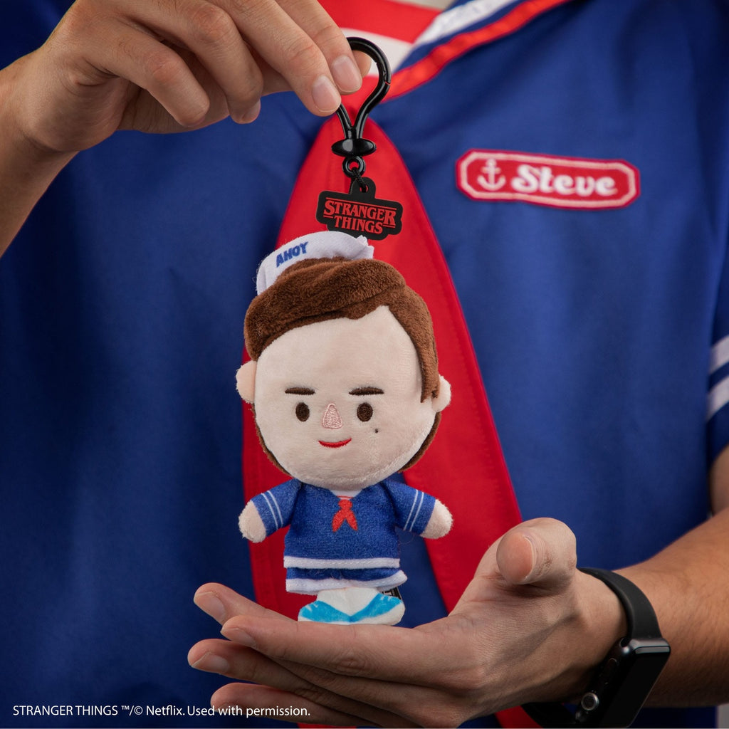 Produktbild Stranger Things: Steve Scoops Ahoy Plush Keychain