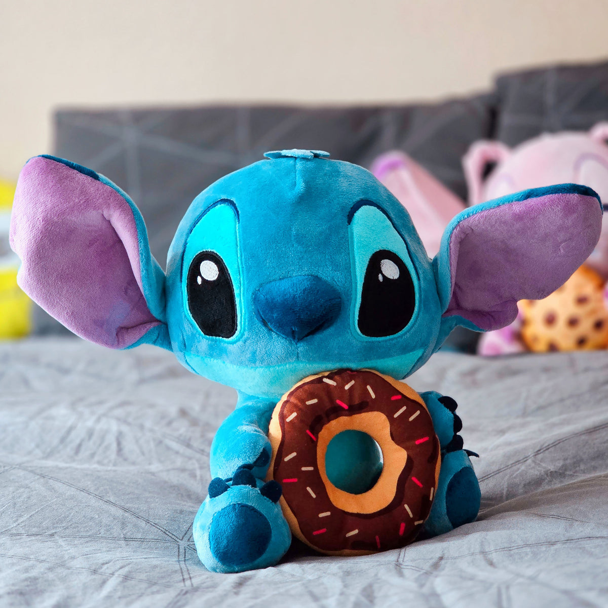 Produktbild Lilo & Stitch Plüschfigur Stitch mit Donut 25 cm