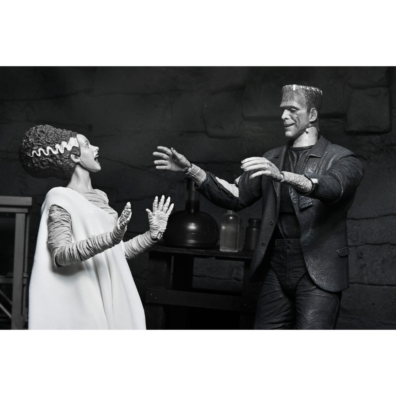 Produktbild Universal Monsters Actionfigur Ultimate Frankenstein's Monster (Bride of Frankenstein) (B&W) 18 cm