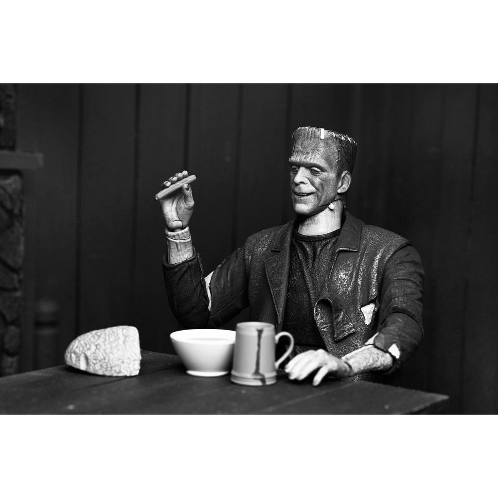 Produktbild Universal Monsters Actionfigur Ultimate Frankenstein's Monster (Bride of Frankenstein) (B&W) 18 cm