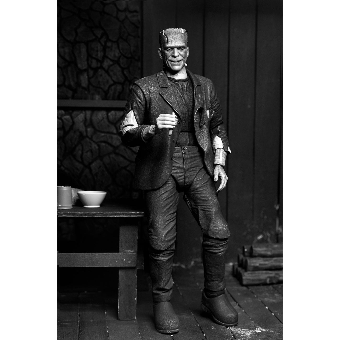 Produktbild Universal Monsters Actionfigur Ultimate Frankenstein's Monster (Bride of Frankenstein) (B&W) 18 cm