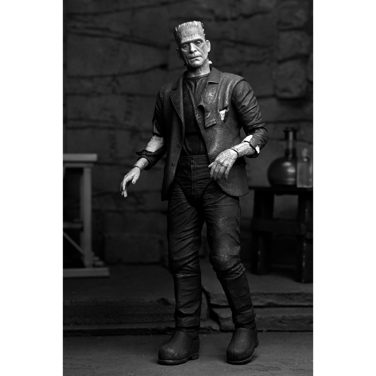 Produktbild Universal Monsters Actionfigur Ultimate Frankenstein's Monster (Bride of Frankenstein) (B&W) 18 cm