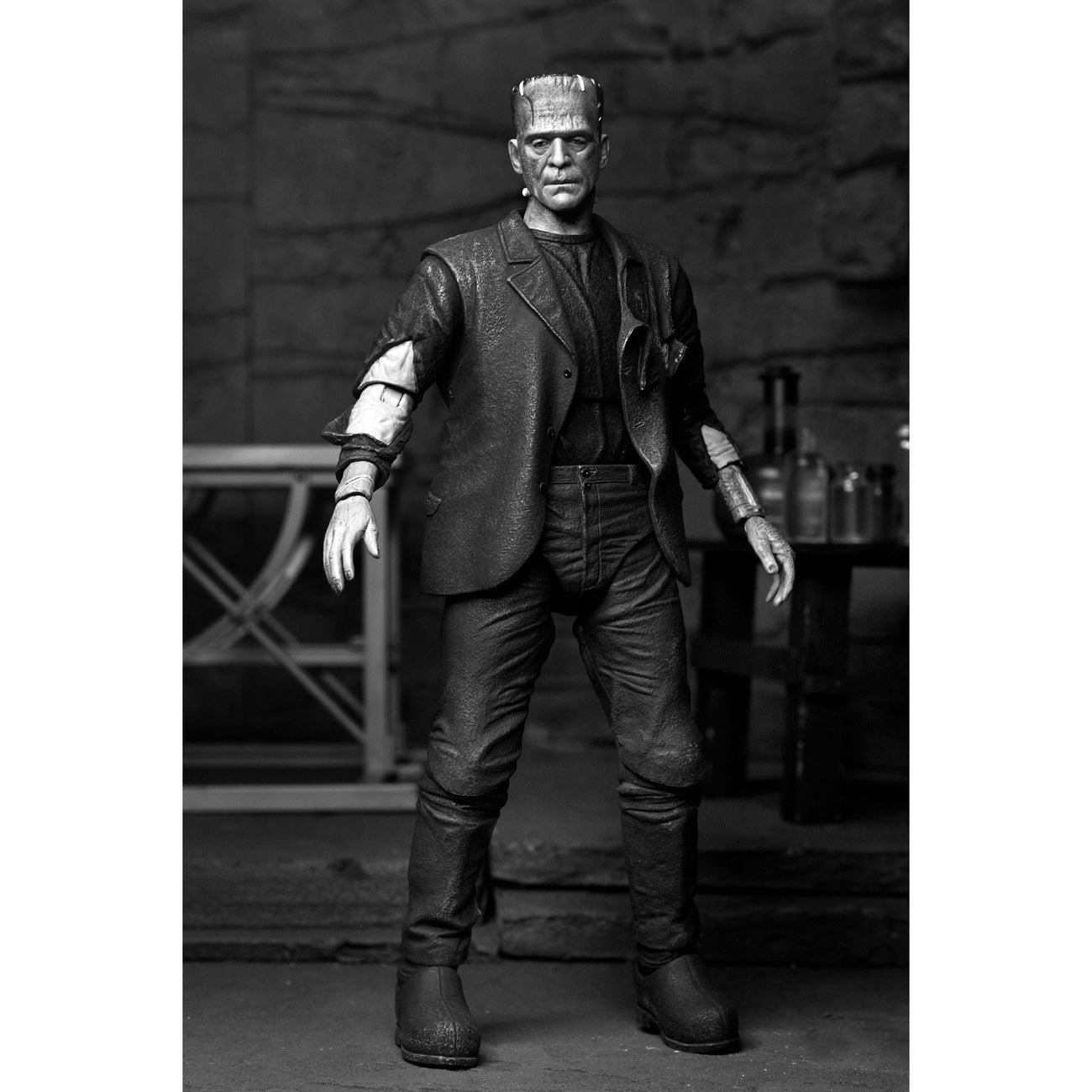 Produktbild Universal Monsters Actionfigur Ultimate Frankenstein's Monster (Bride of Frankenstein) (B&W) 18 cm