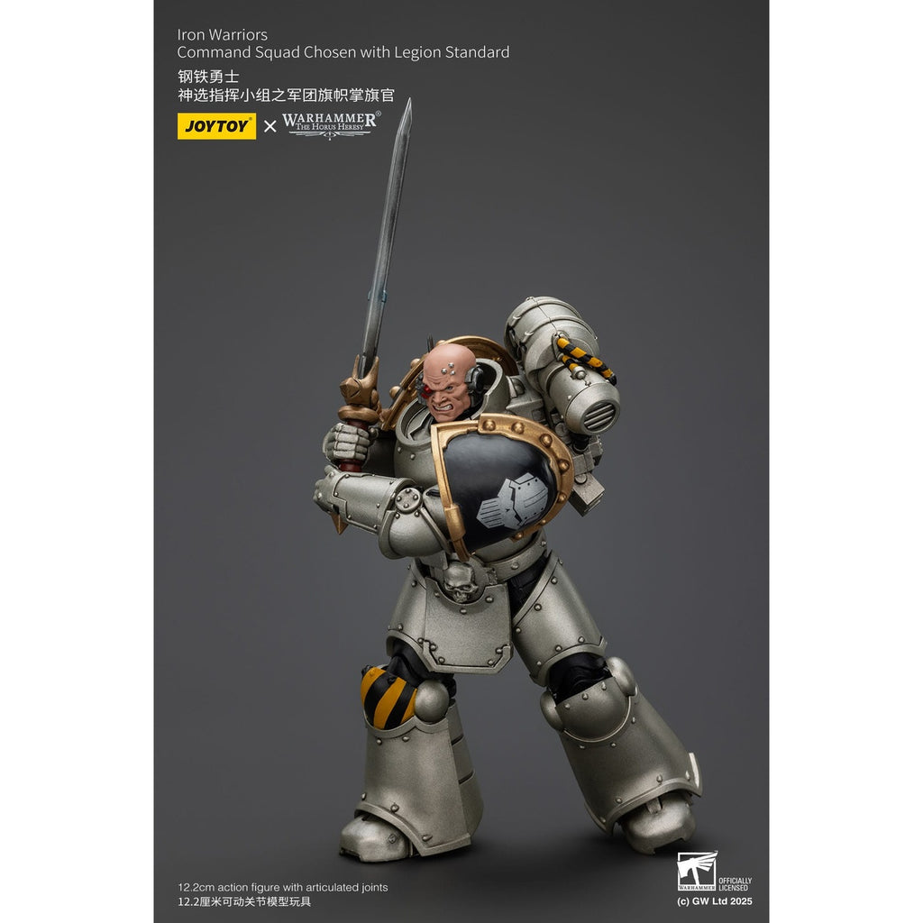 Produktbild Warhammer The Horus Heresy Actionfigur 1/18 lron Warriors Command Squad Chosen with Legion Standard 12 cm