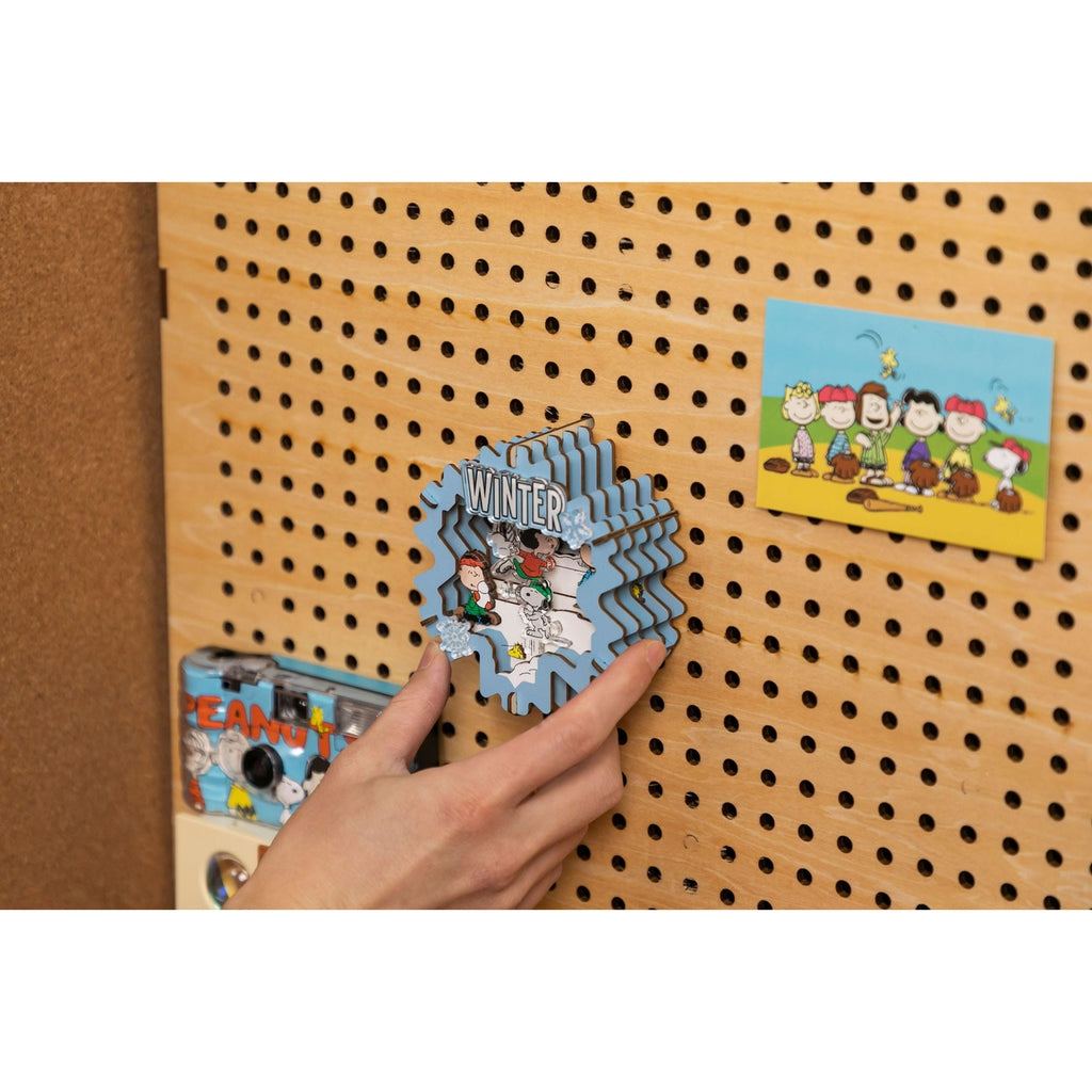 Produktbild Die Peanuts Puremind Modellbausatz Wooden Theater Winter Wonderland