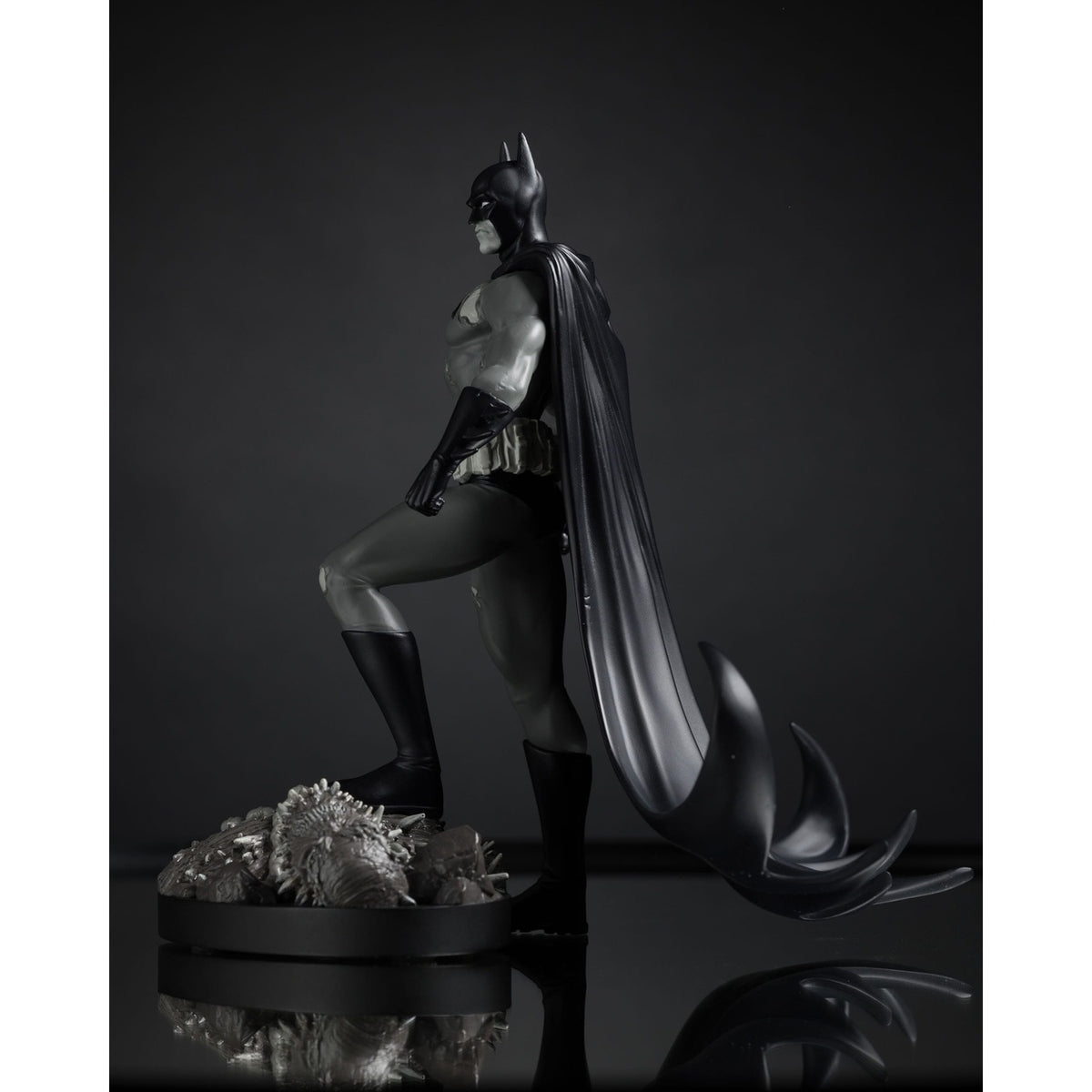 Produktbild DC Direct Statue 1/10 Batman by Bjorn Barends (Black White) 18 cm
