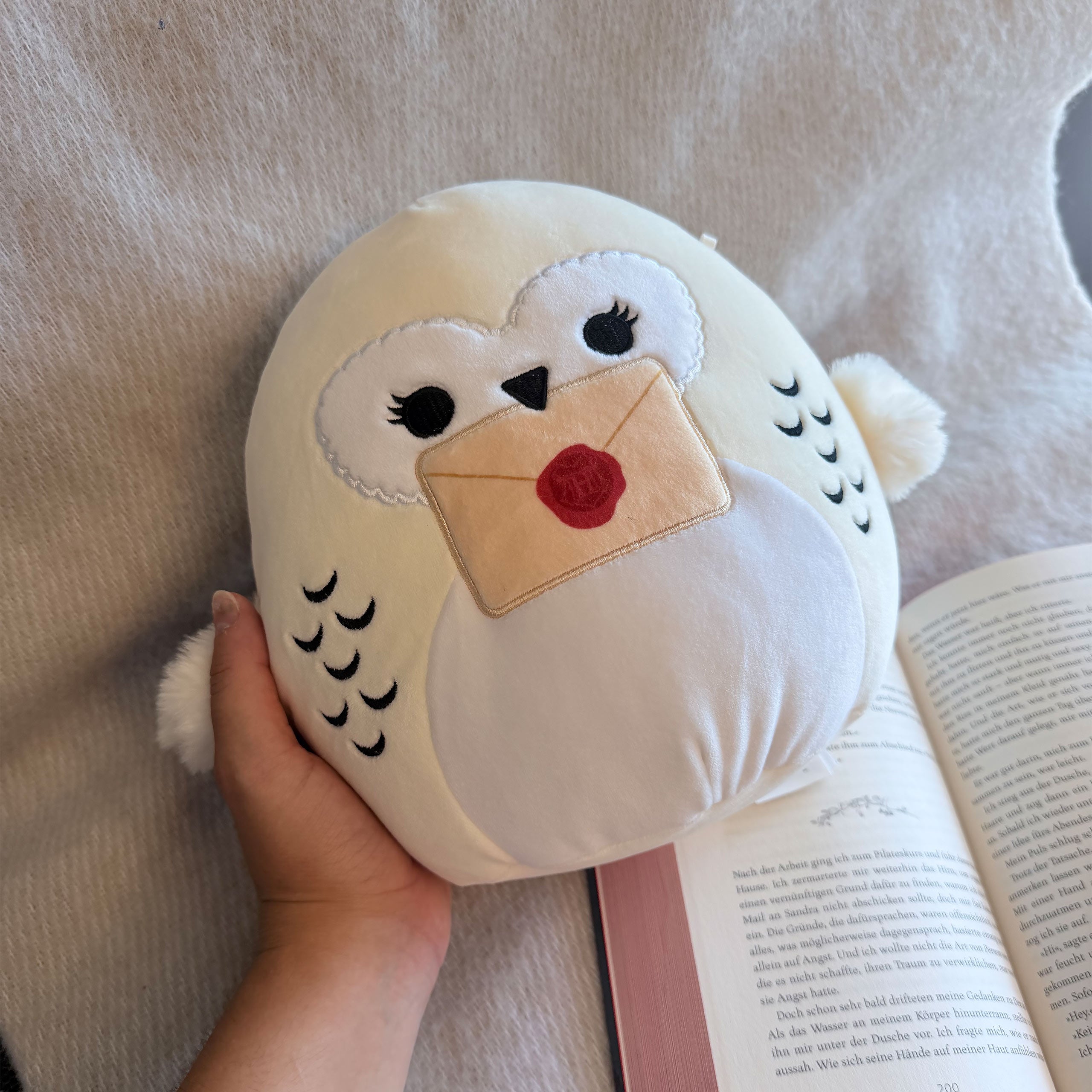 Produktbild Hedwig mit Hogwarts Brief Squishmallows Plüsch Figur - Harry Potter