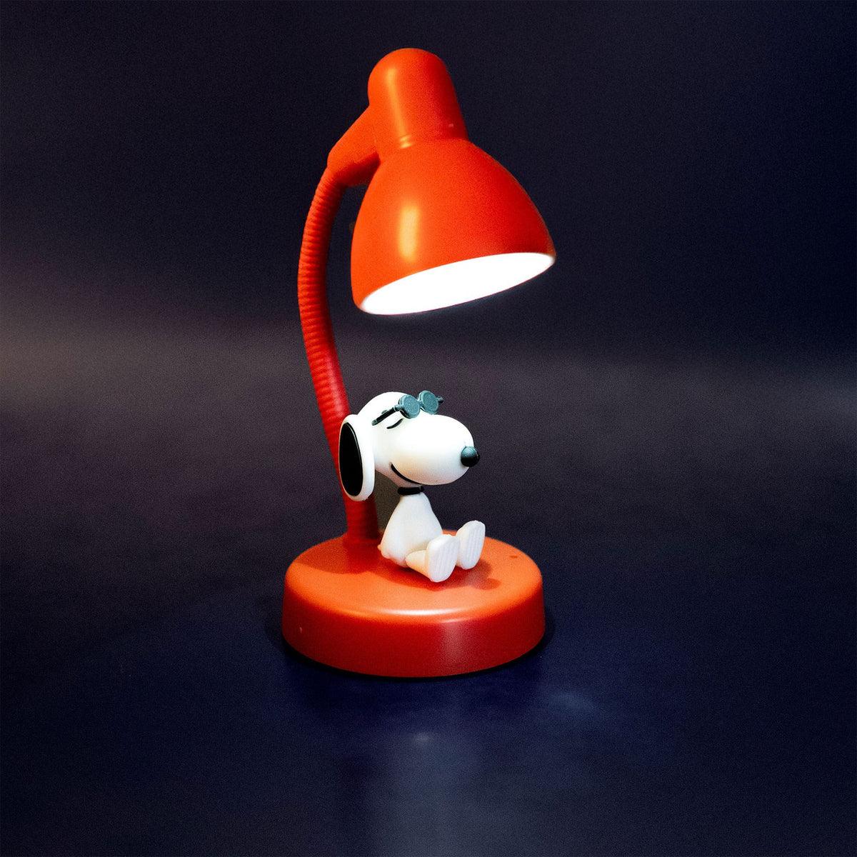 Produktbild Peanuts Mini LED-Lampe mit Figur Snoopy 11 cm