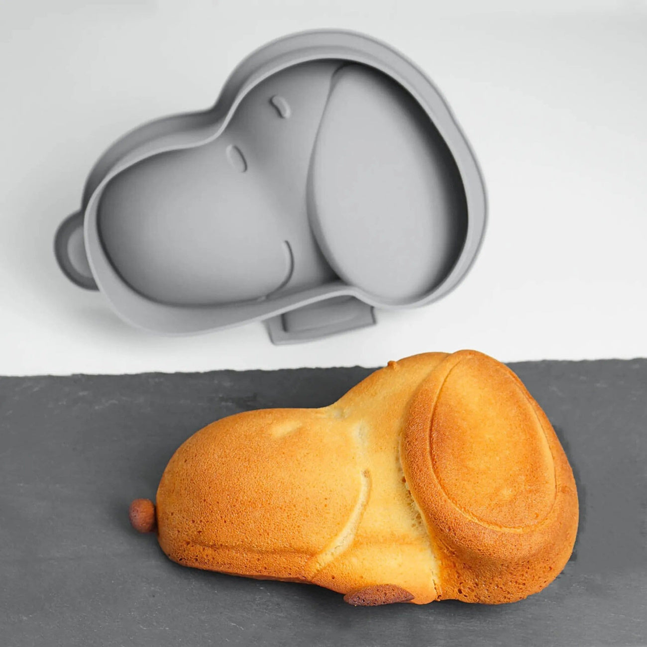 Produktbild Peanuts Silikon-Backform Snoopy grau